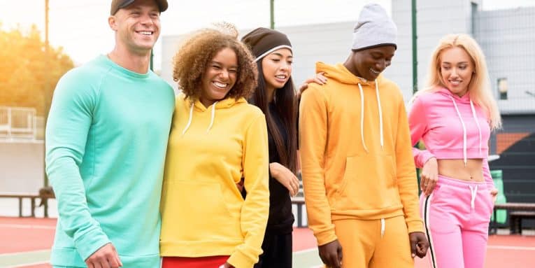gruppo di persone in piedi una accanto all’altra con abbigliamento sportivo colorato