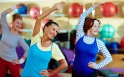 persone in piedi che fanno attività sportiva all'interno