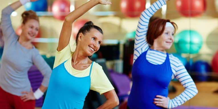 persone in piedi che fanno attività sportiva all'interno