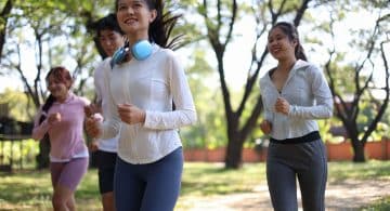 persone che corrono in un parco con abbigliamento sportivo