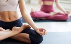 persone che fanno yoga