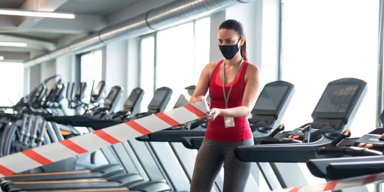 persona con abbigliamento sportivo che indossa una mascherina