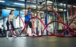 persone che si allenano con corde in palestra