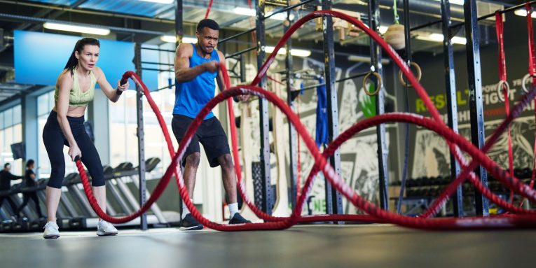 persone che si allenano con corde in palestra