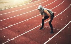 donna dopo la corsa su pista atletica si ferma affaticata