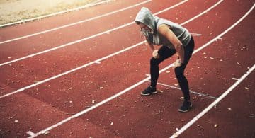 donna dopo la corsa su pista atletica si ferma affaticata