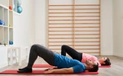 uomo e donna eseguono esercizio per pavimento pelvico