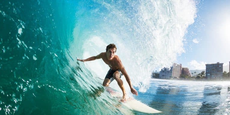 surfista cavalca un’onda