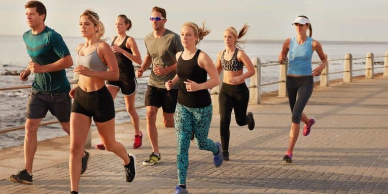 gruppo di persone corre sul lungomare