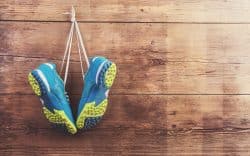 scarpe sportive appese su muro in legno