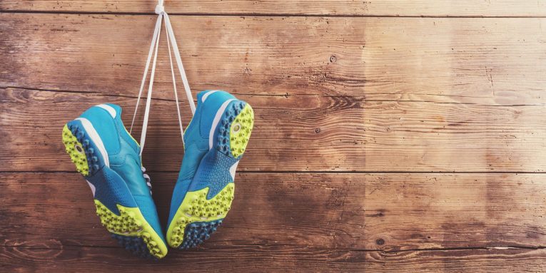 scarpe sportive appese su muro in legno