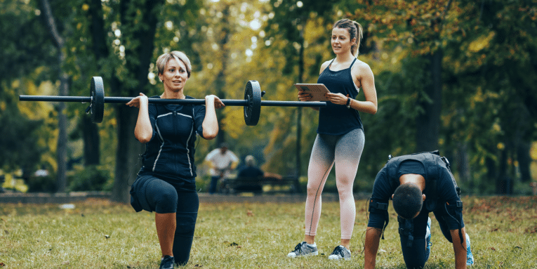 persone che si allenano al parco