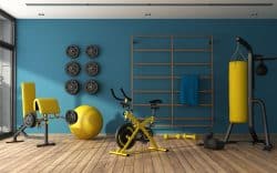 stanza con attrezzi da palestra