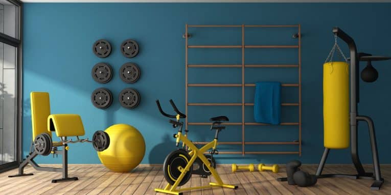 stanza con attrezzi da palestra