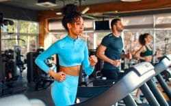 Persone che corrono sui tapis roulant in palestra.
