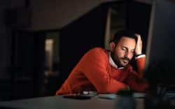 Uomo addormentato alla scrivania