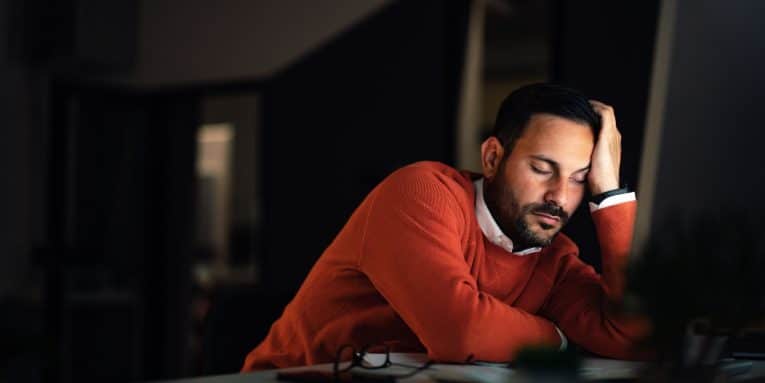 Uomo addormentato alla scrivania