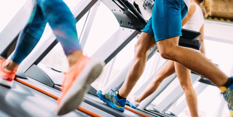 Persone che corrono sui tapis roulant in palestra.