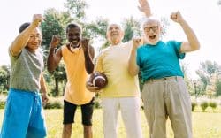 Gruppo di persone anziane sorridenti all’aperto