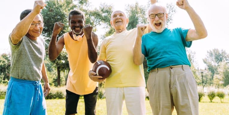 Gruppo di persone anziane sorridenti all’aperto