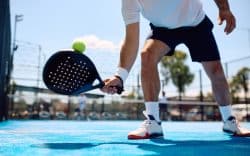 Persona che gioca a padel