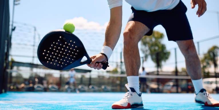 Persona che gioca a padel