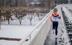 Persona che corre durante una giornata invernale.