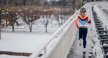 Persona che corre durante una giornata invernale.