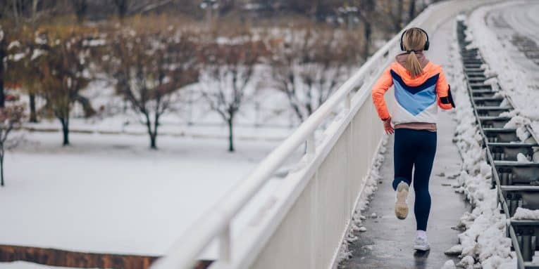 Persona che corre durante una giornata invernale.