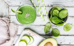 alimenti e bevanda verde su tavolo in legno