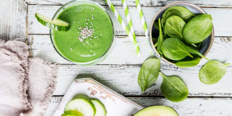 alimenti e bevanda verde su tavolo in legno