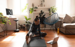 Donna che pratica yoga in casa