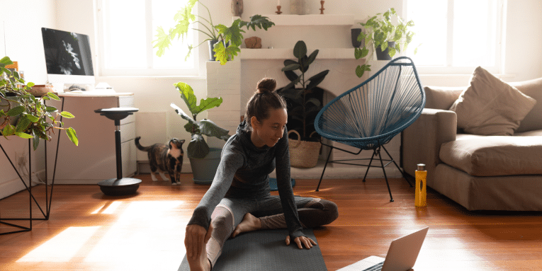 Donna che pratica yoga in casa
