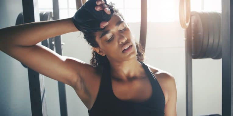 Donna affaticata dopo un allenamento