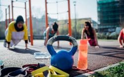 Allenamento di gruppo in palestra all’aperto