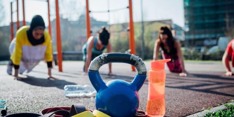 Allenamento di gruppo in palestra all’aperto