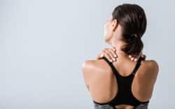 Donna vista di schiena che si massaggia il collo