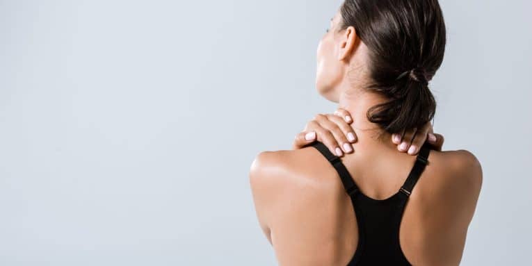 Donna vista di schiena che si massaggia il collo