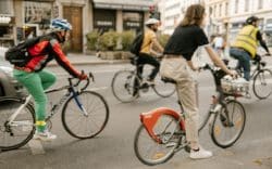 Persone che si spostano in bicicletta in un contesto urbano