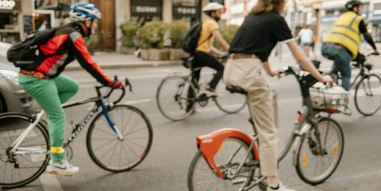 Persone che si spostano in bicicletta in un contesto urbano