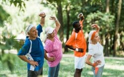 Gruppo di persone anziane che svolge esercizi all’aperto in un parco