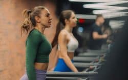 Persone che si allenano su tapis roulant in palestra