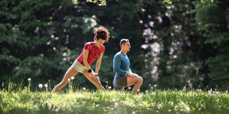 Due persone che si allenano all’aperto in un prato