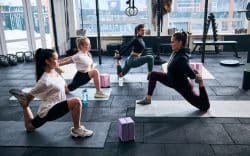 Gruppo di donne che esegue esercizi in palestra
