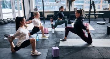 Gruppo di donne che esegue esercizi in palestra