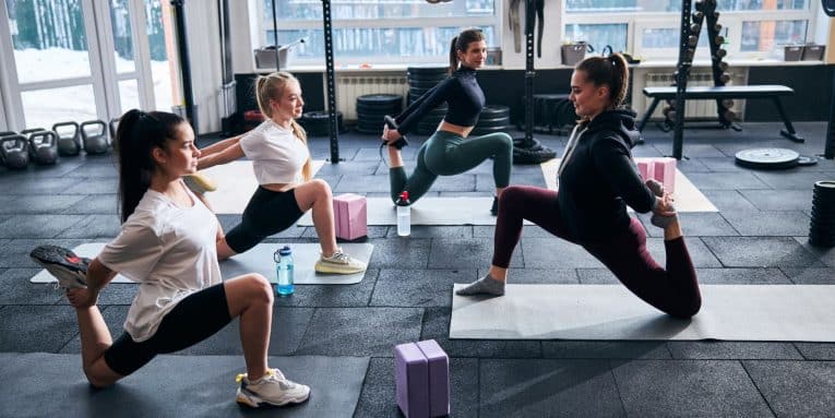 Gruppo di donne che esegue esercizi in palestra