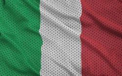 Bandiera italiana rappresentata con una texture in tessuto traforato