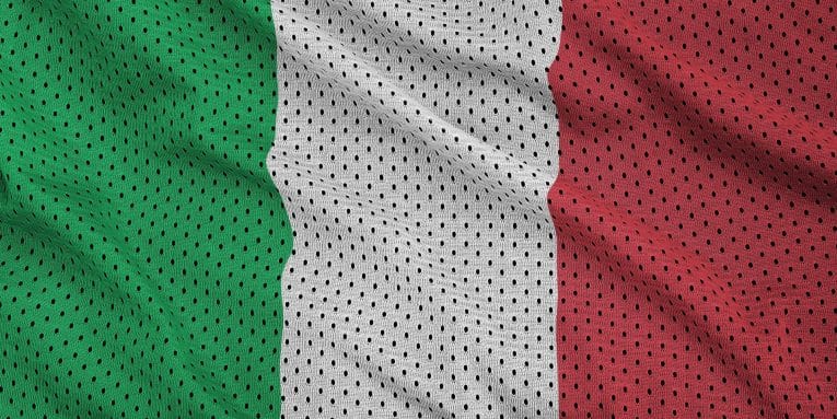 Bandiera italiana rappresentata con una texture in tessuto traforato