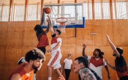 Partita di basket indoor