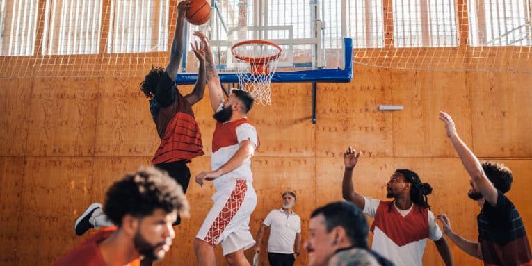 Partita di basket indoor